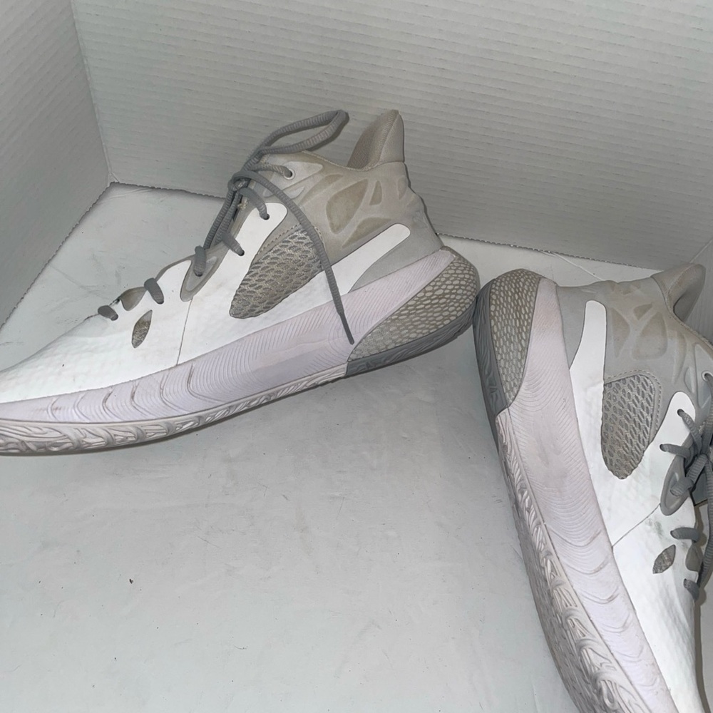 Under Armour Gray and White unisex basketball men s 13 women sz14 Sneakers